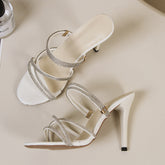 High Heels mit Strasssteinen und Stilettoabsatz
